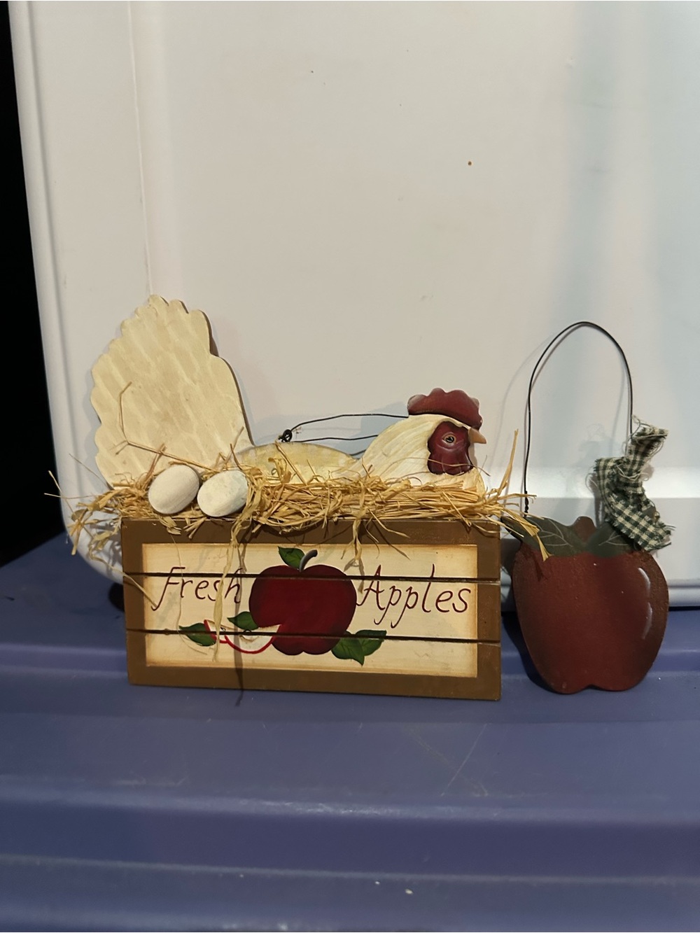 Wooden 'Fresh Apples' Farm Chicken Crate Decor - Red & Cream